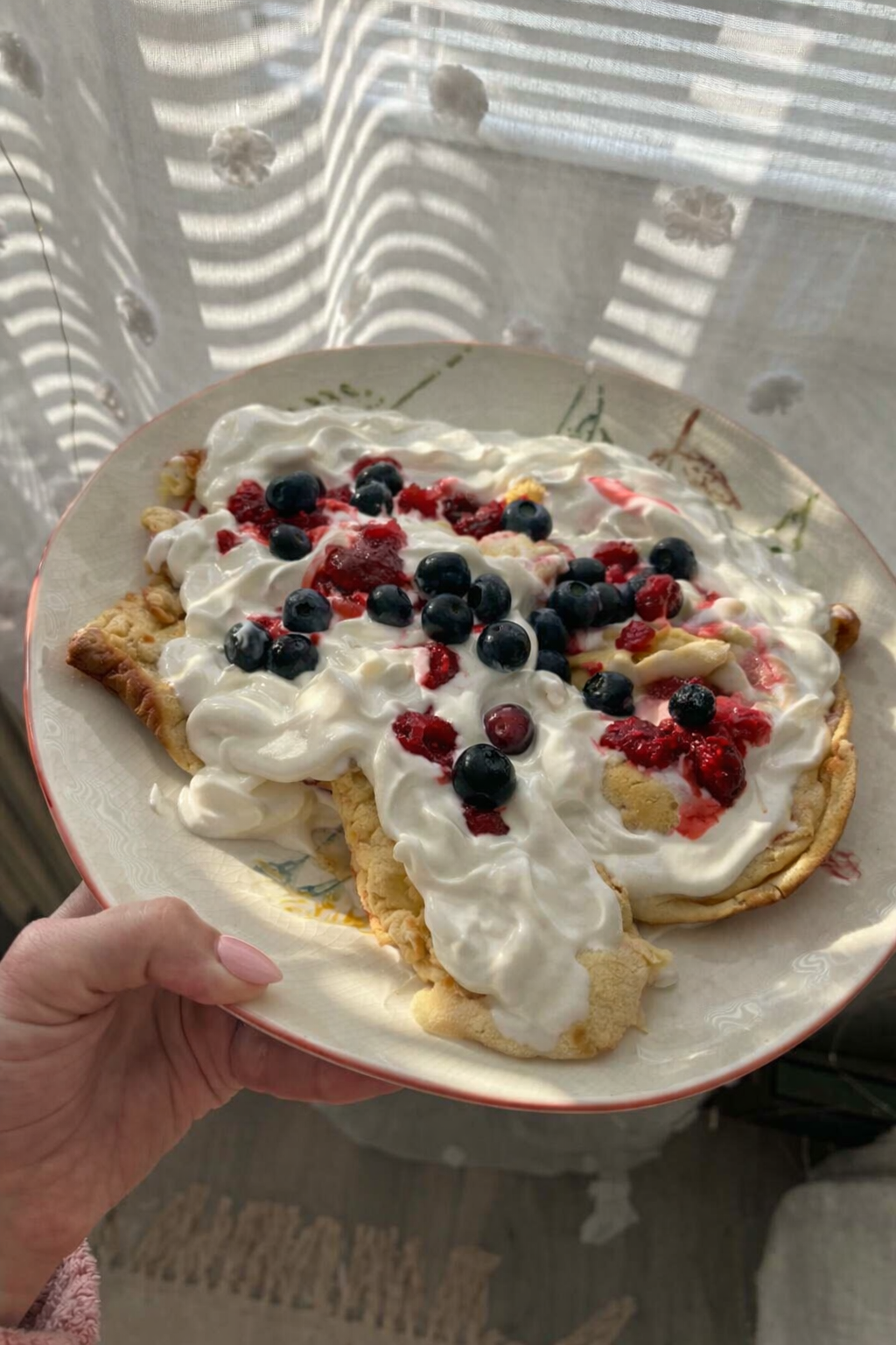 Palačinka z trouby s jogurtem a lesním ovocem